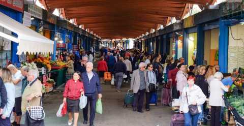 I baresi che fanno la spesa al mercato: Scomodo e caotico, ma c' pi scelta e tanta "umanit"